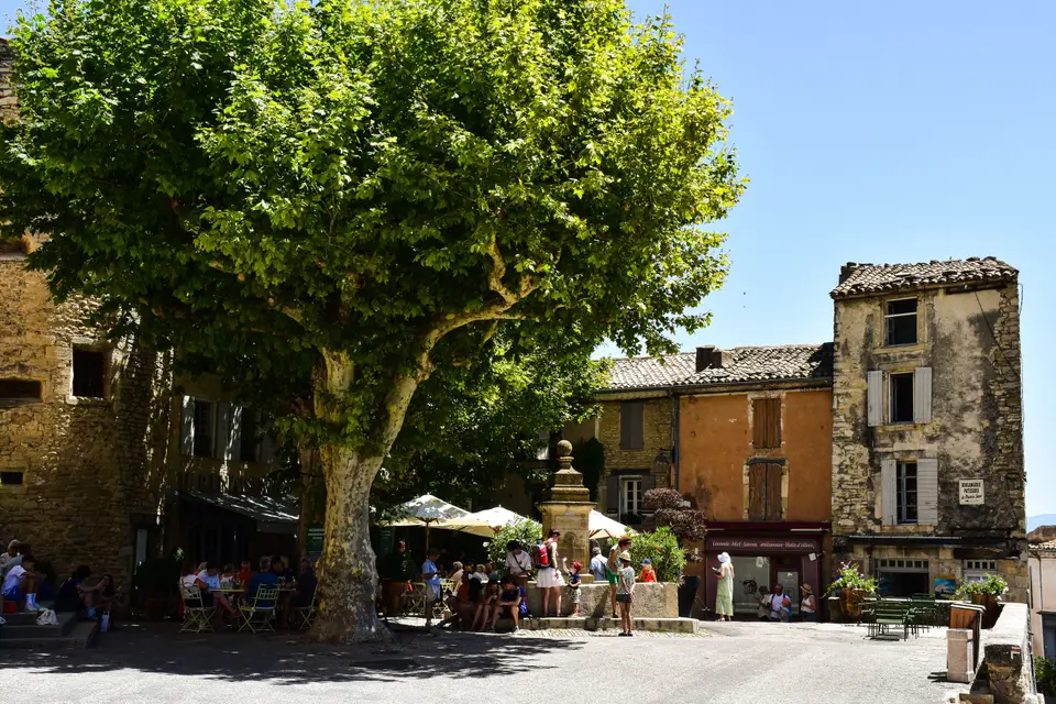 Ruelle fleurie d'un village provençal