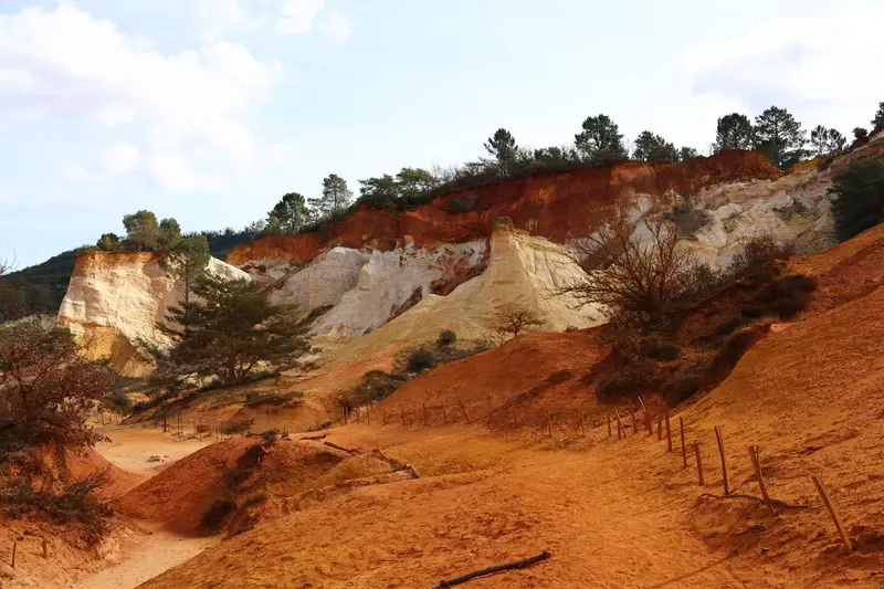 Les falaises d'ocre rouge du Colorado provençal, à Rustrel
