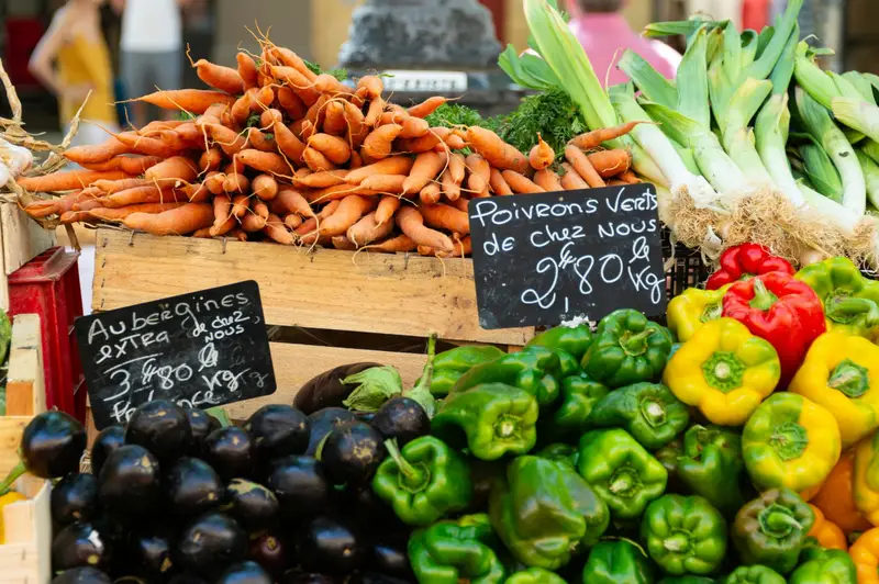 Étal de légumes de saison sur le marché de Forcalquier