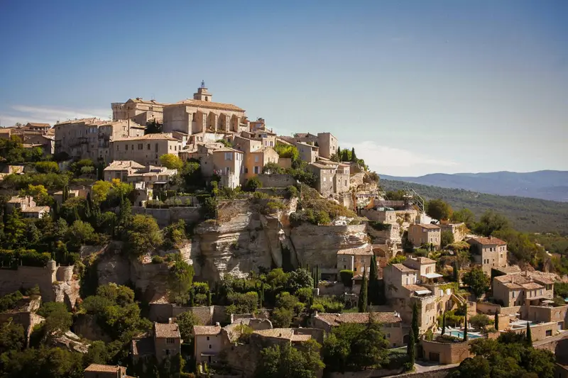 Le village perché de Gordes, en pierres dorées, au-dessus de la vallée du Luberon