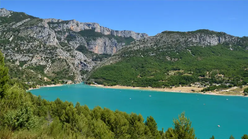 Les eaux turquoise du lac de Sainte-Croix, au pied des gorges du Verdon